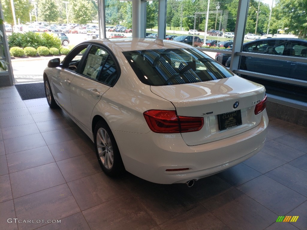 2018 3 Series 320i xDrive Sedan - Alpine White / Black photo #2