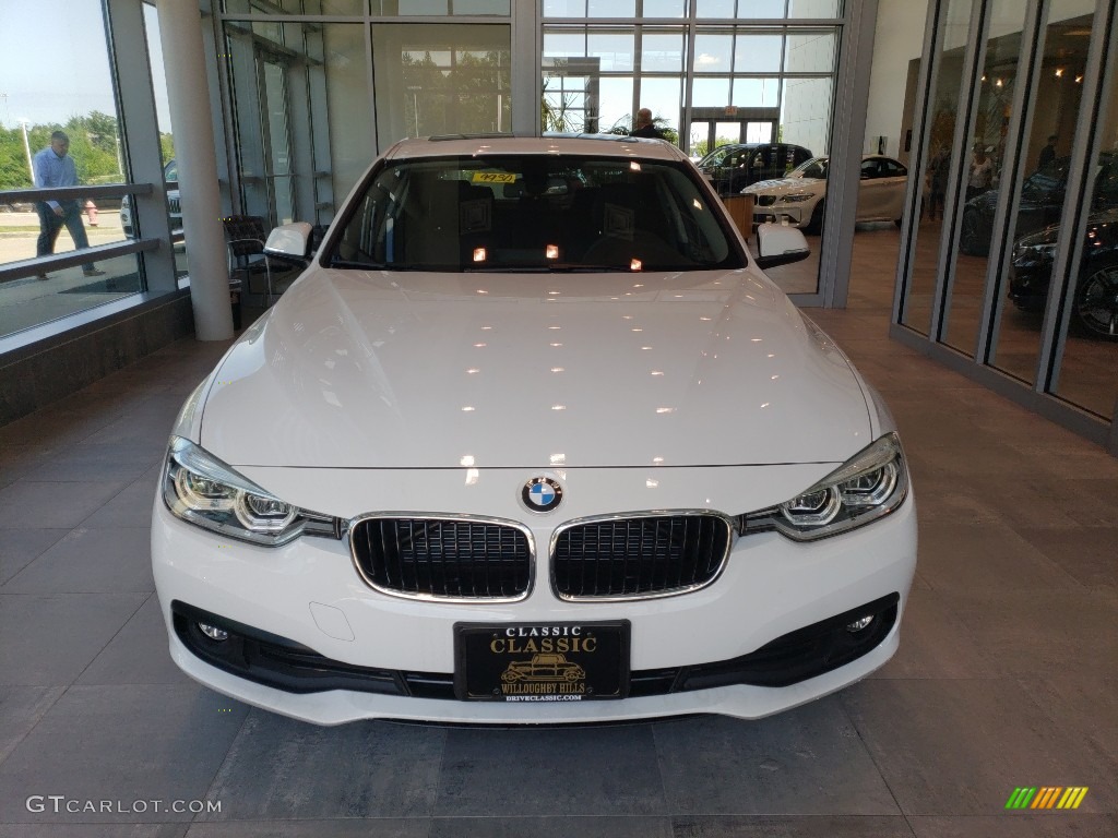 2018 3 Series 320i xDrive Sedan - Alpine White / Black photo #4