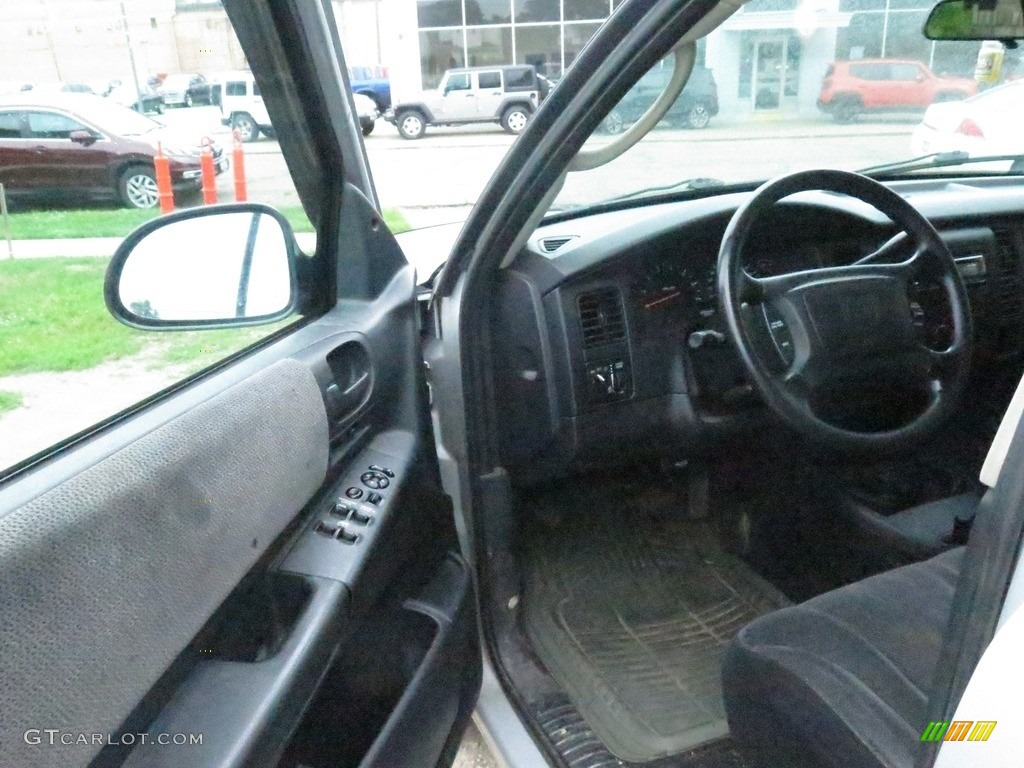 2004 Dakota SLT Quad Cab 4x4 - Bright Silver Metallic / Dark Slate Gray photo #23