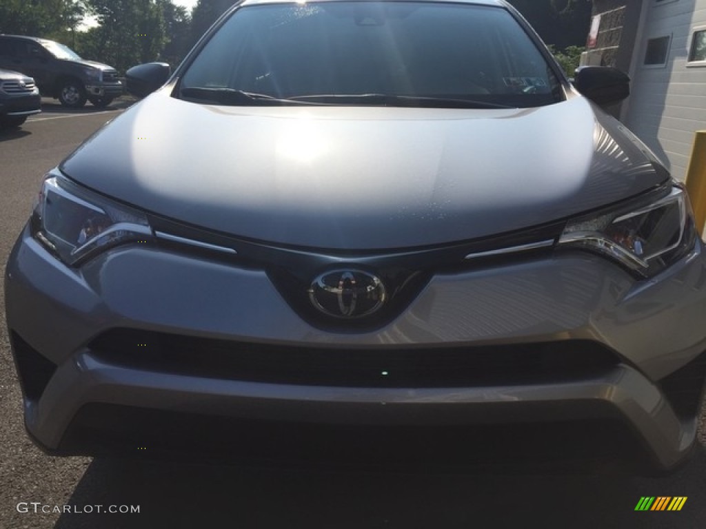 2018 RAV4 LE - Silver Sky Metallic / Black photo #5