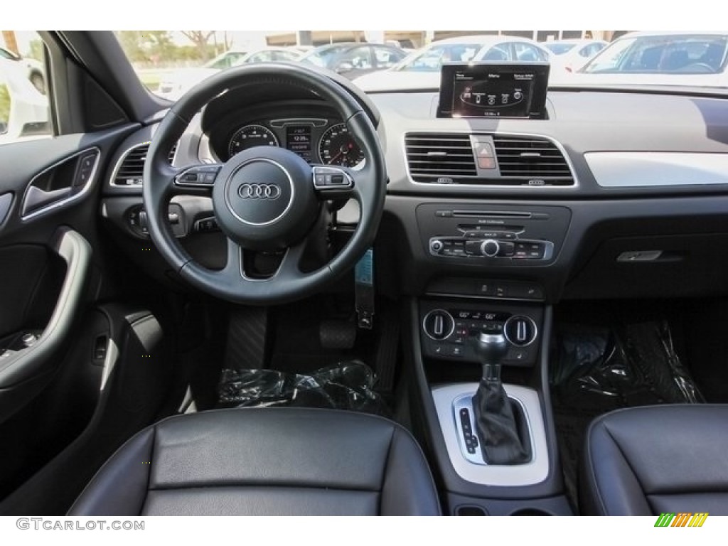 2018 Audi Q3 2.0 TFSI Premium Dashboard Photos