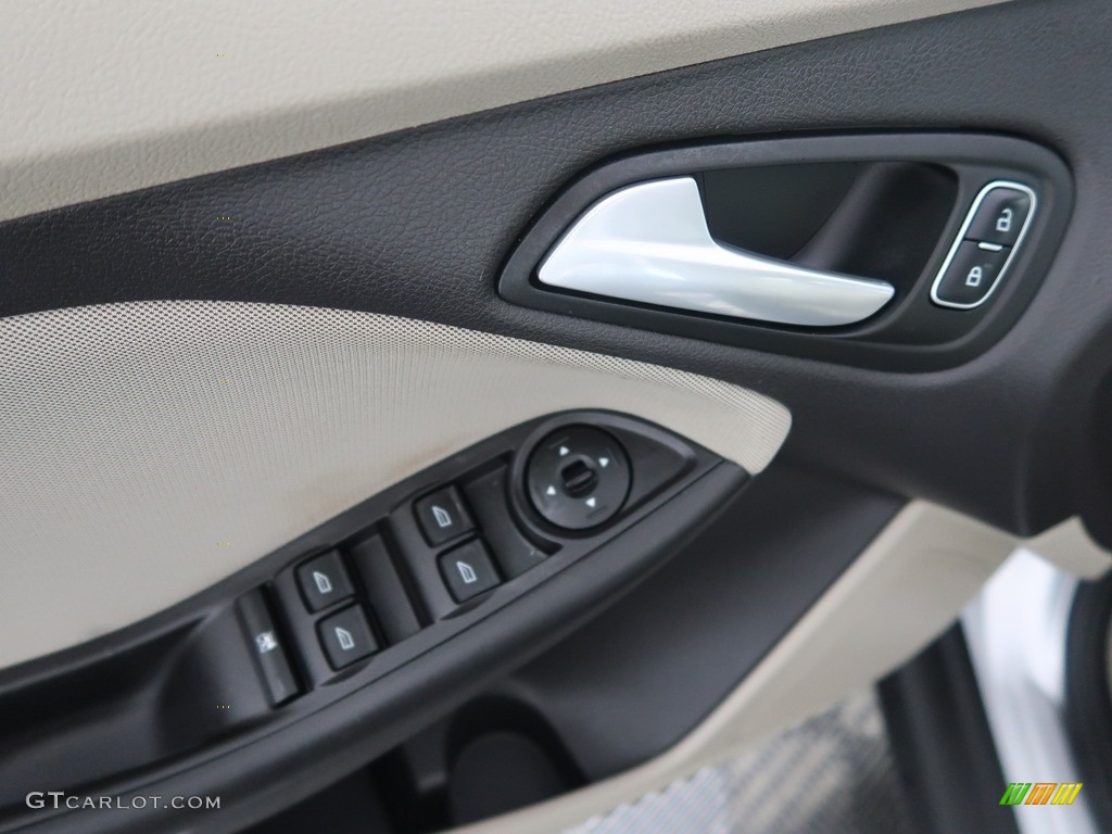2015 Focus SE Hatchback - Ingot Silver Metallic / Charcoal Black photo #42