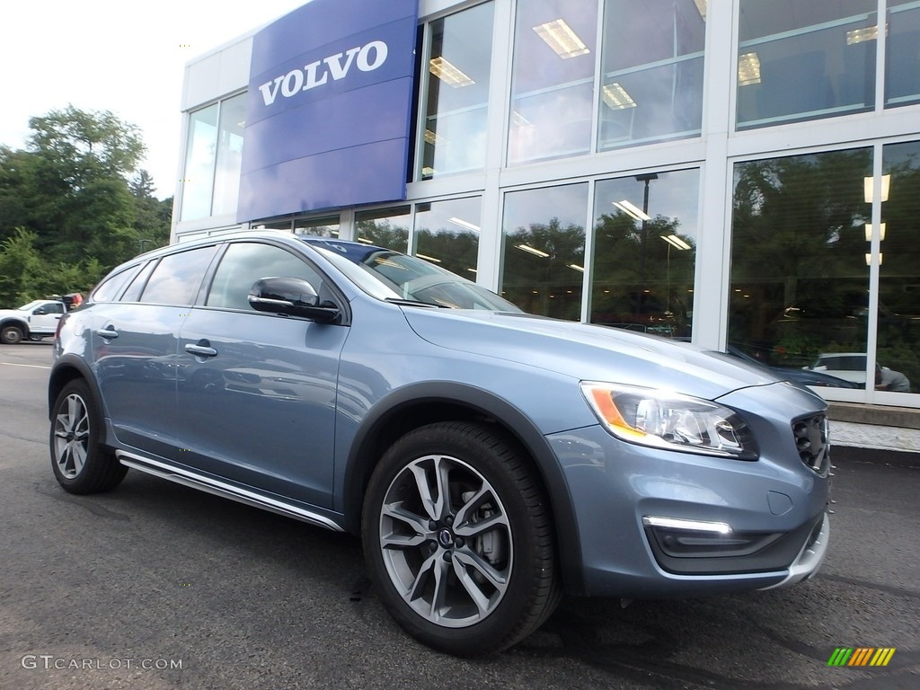 Mussel Blue Metallic Volvo V60 Cross Country