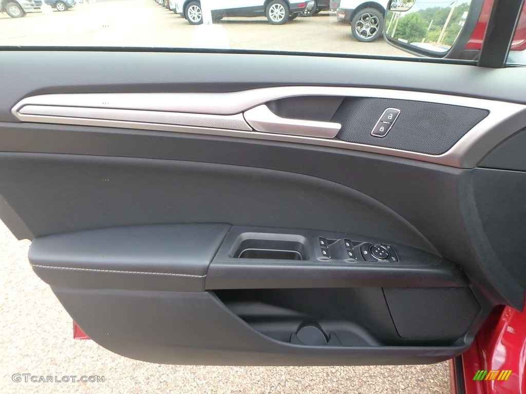 2018 Ford Fusion SE Ebony Door Panel Photo #128782665