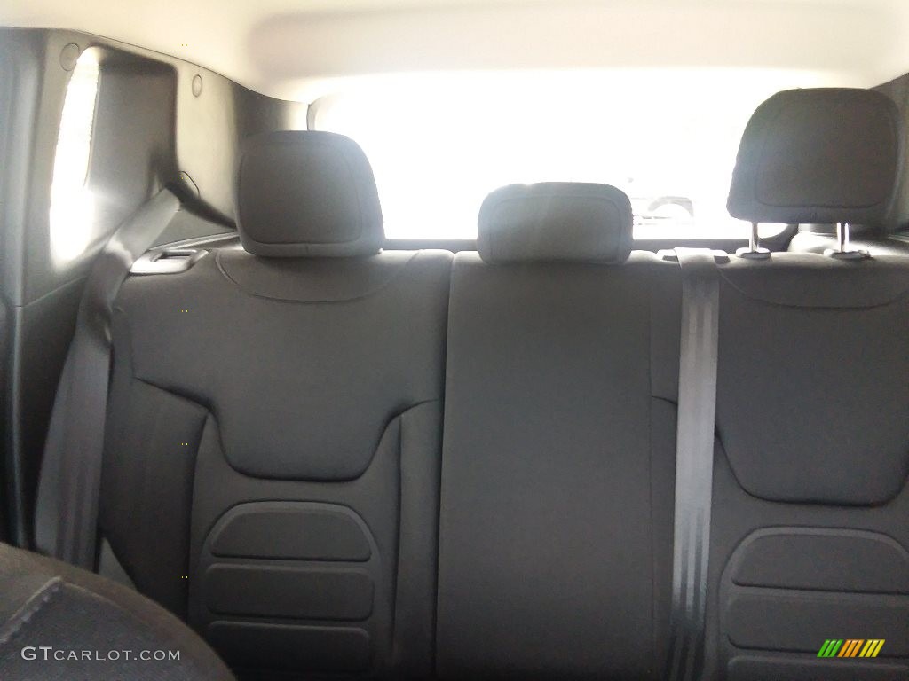 2018 Renegade Latitude 4x4 - Glacier Metallic / Black photo #8