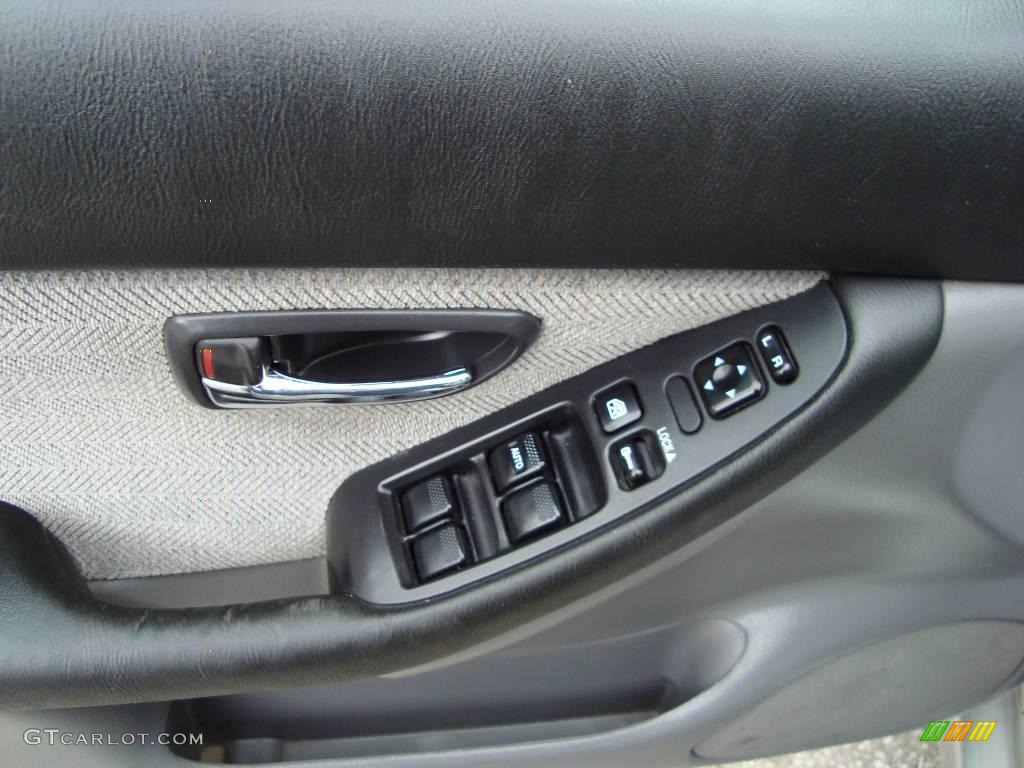 2002 Legacy L Wagon - Titanium Pearl / Gray photo #11