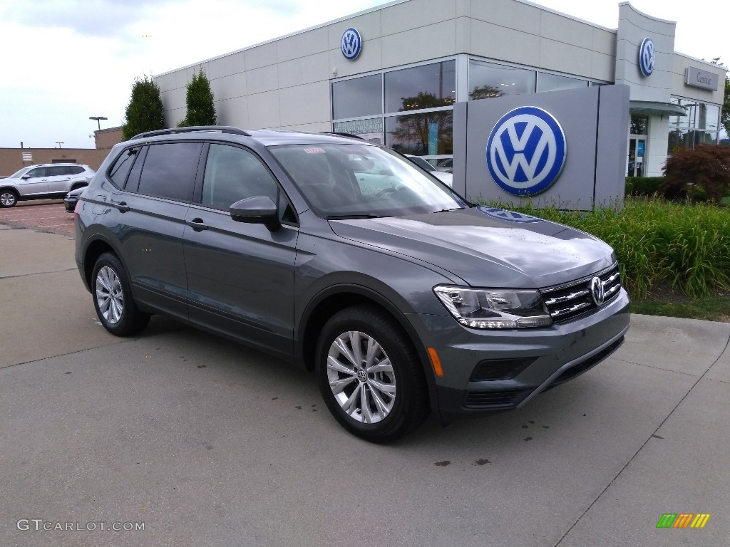 2018 Tiguan S 4MOTION - Platinum Gray Metallic / Titan Black photo #2