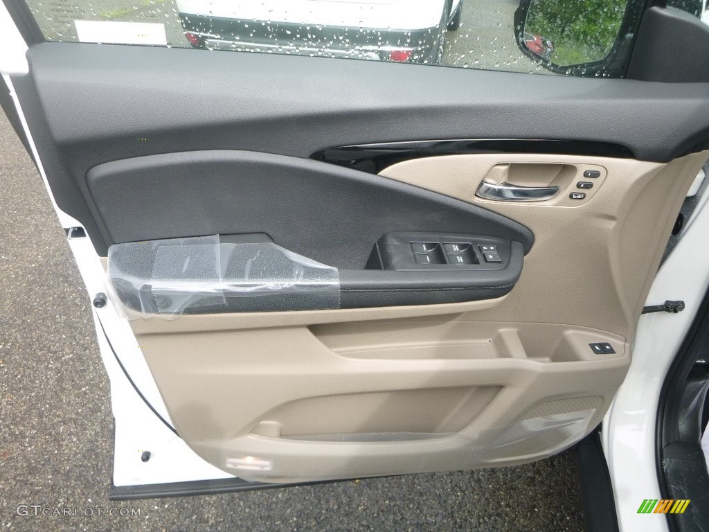 2019 Honda Pilot Touring AWD Door Panel Photos