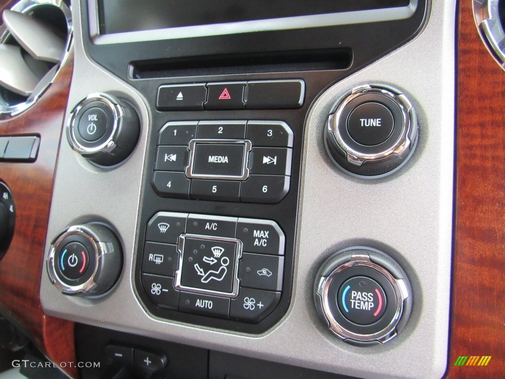 2014 F350 Super Duty Lariat Crew Cab 4x4 Dually - Oxford White / Adobe photo #17