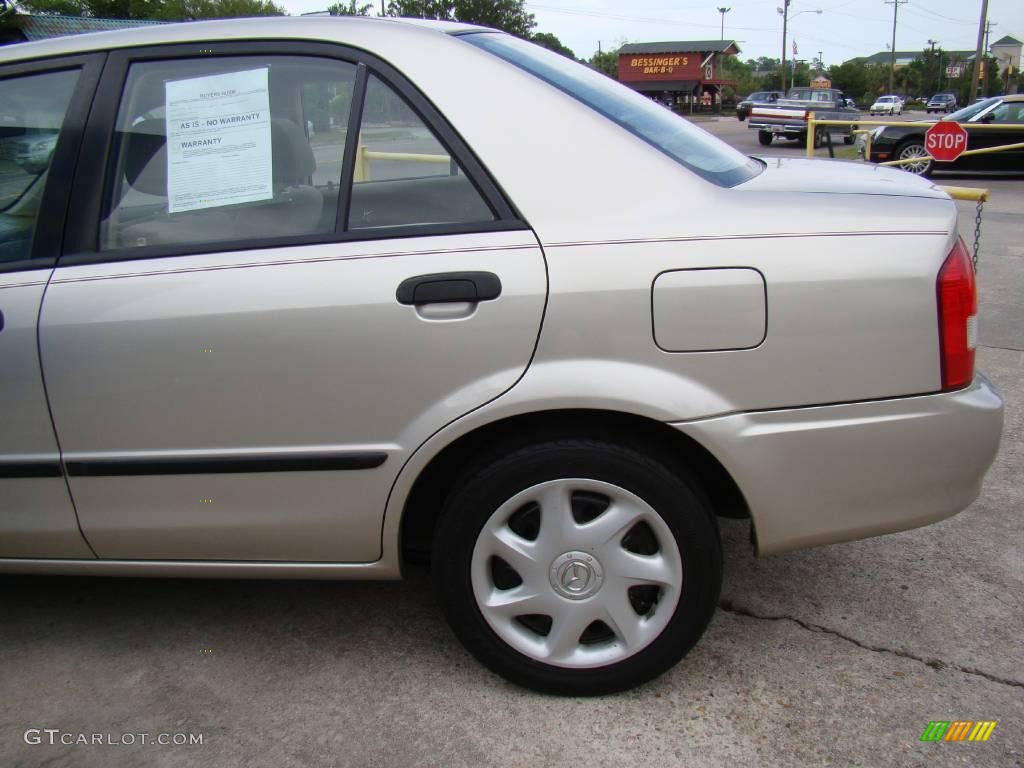 2002 Protege DX - Light Sandalwood Metallic / Beige photo #24