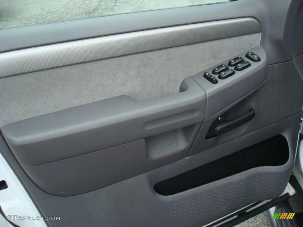 2004 Explorer XLT 4x4 - Oxford White / Graphite photo #11