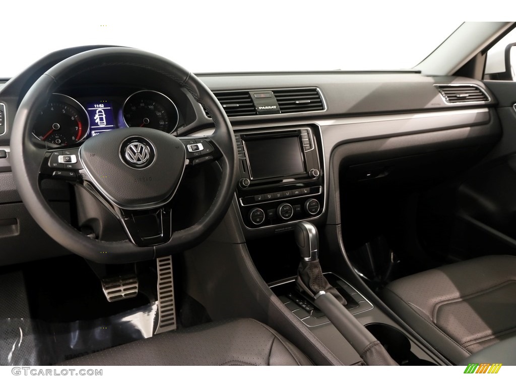 2018 Volkswagen Passat R-Line Dashboard Photos