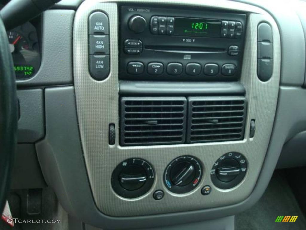 2004 Explorer XLT 4x4 - Oxford White / Graphite photo #13