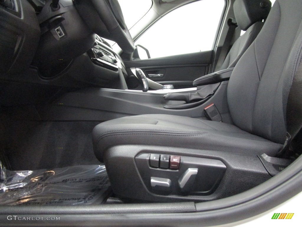 2018 3 Series 320i xDrive Sedan - Alpine White / Black photo #12