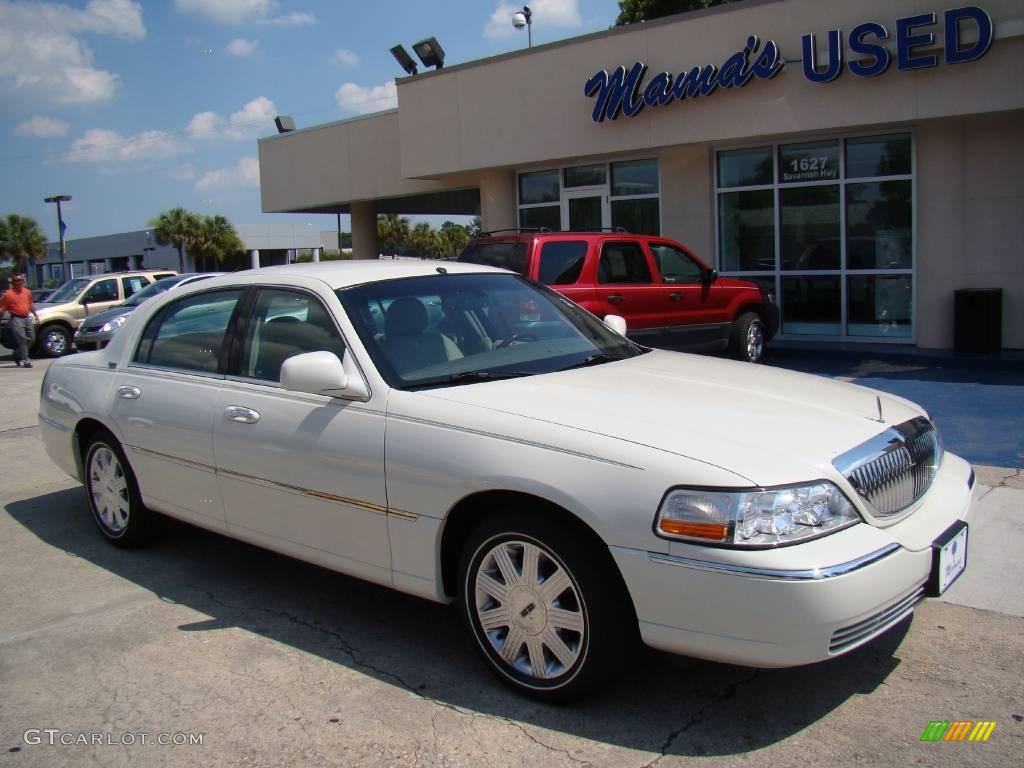 2005 Town Car Signature - Ceramic White Tri-Coat / Medium Light Stone/Dark Stone photo #2