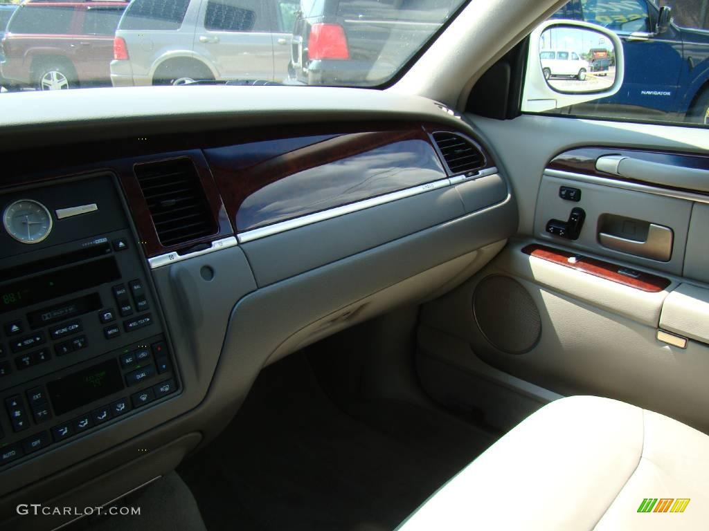 2005 Town Car Signature - Ceramic White Tri-Coat / Medium Light Stone/Dark Stone photo #15