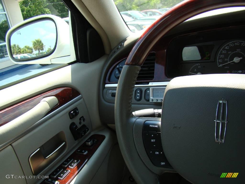 2005 Town Car Signature - Ceramic White Tri-Coat / Medium Light Stone/Dark Stone photo #17