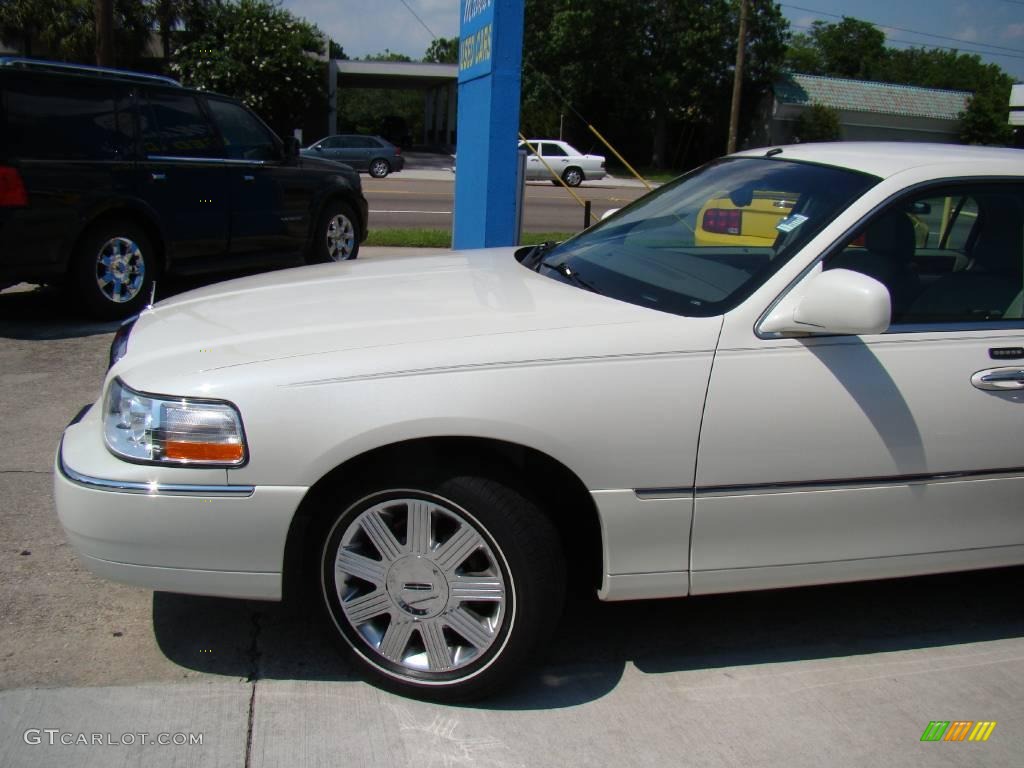 2005 Town Car Signature - Ceramic White Tri-Coat / Medium Light Stone/Dark Stone photo #22