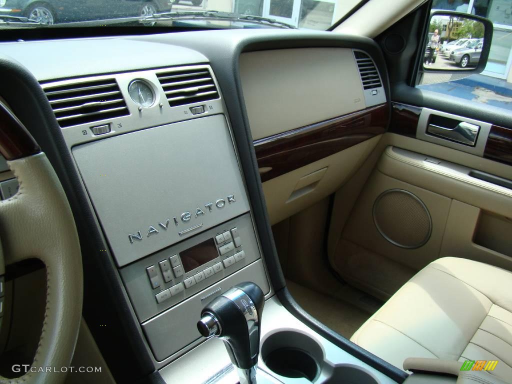 2006 Navigator Luxury - Black / Camel photo #17