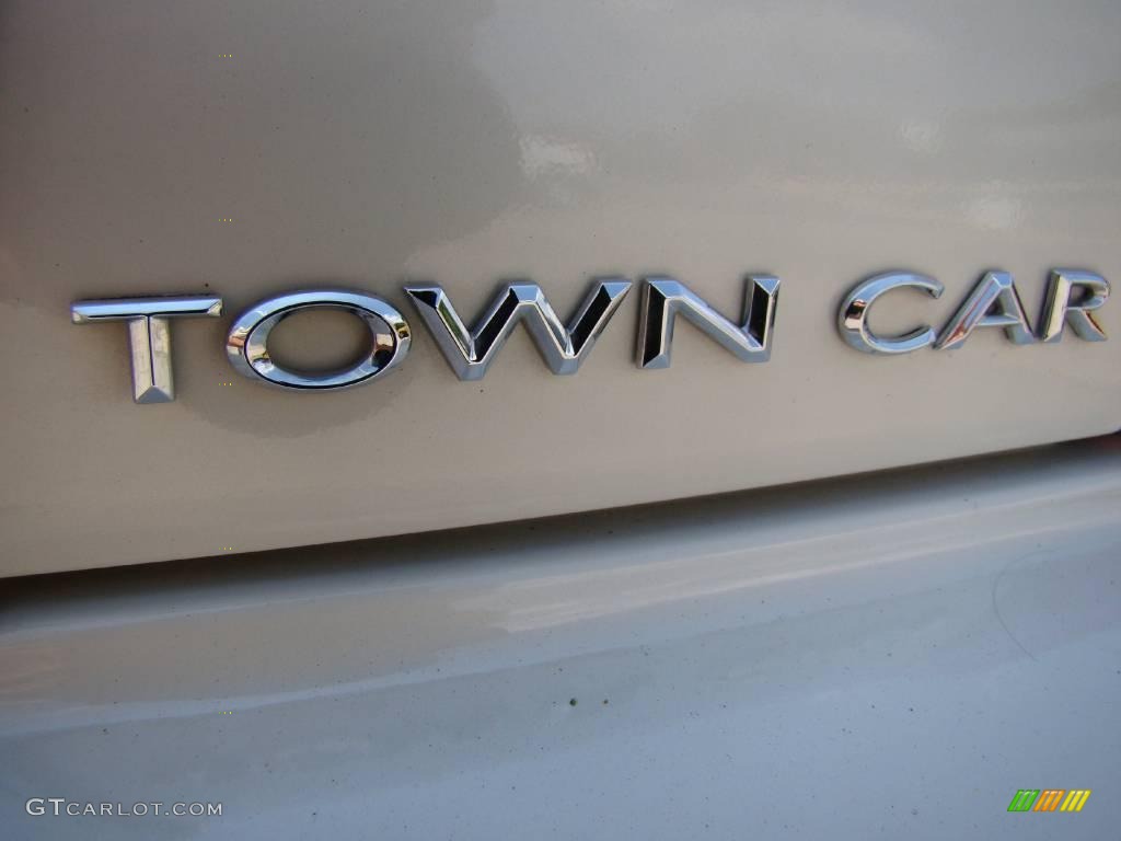 2005 Town Car Signature - Ceramic White Tri-Coat / Medium Light Stone/Dark Stone photo #26