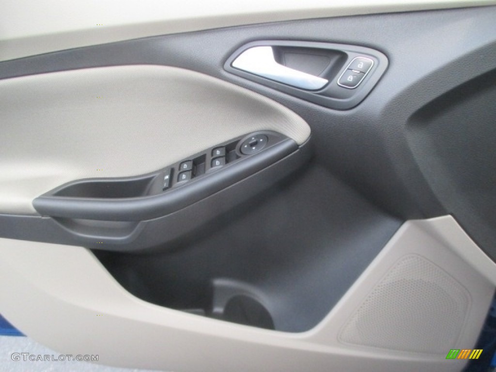 2018 Focus SE Sedan - Lightning Blue / Medium Light Stone photo #10