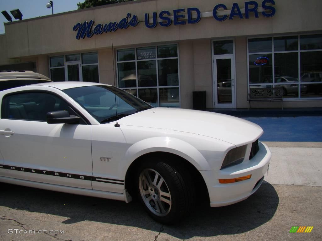 2005 Mustang GT Premium Coupe - Performance White / Light Graphite photo #19