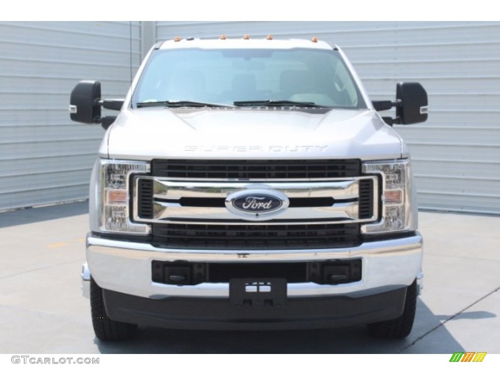 2019 F350 Super Duty XLT Crew Cab 4x4 - Ingot Silver / Earth Gray photo #2
