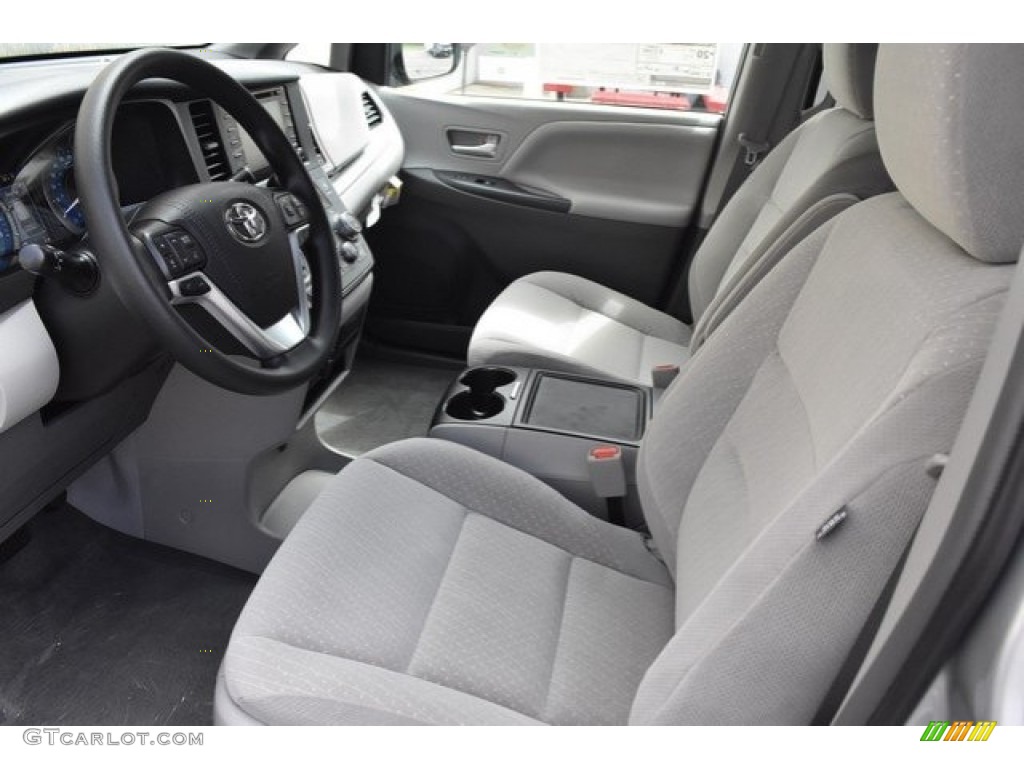 2019 Toyota Sienna LE Front Seat Photo #129021519