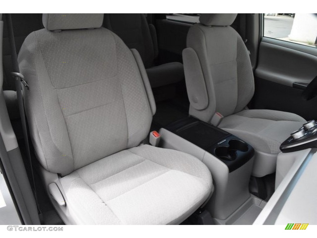 2019 Toyota Sienna LE Front Seat Photo #129021630
