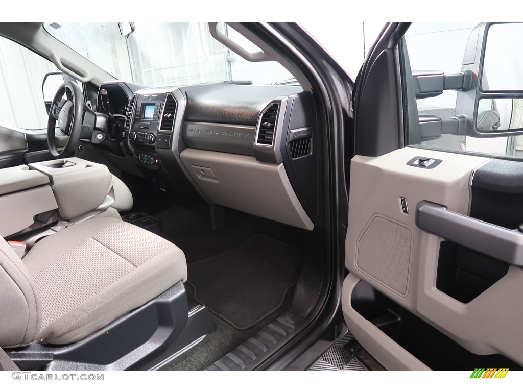 2018 F250 Super Duty XLT Crew Cab 4x4 - Stone Gray / Earth Gray photo #30