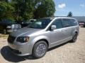 Front 3/4 View of 2019 Grand Caravan SE