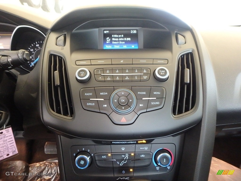 2018 Focus SE Hatch - Lightning Blue / Charcoal Black photo #11