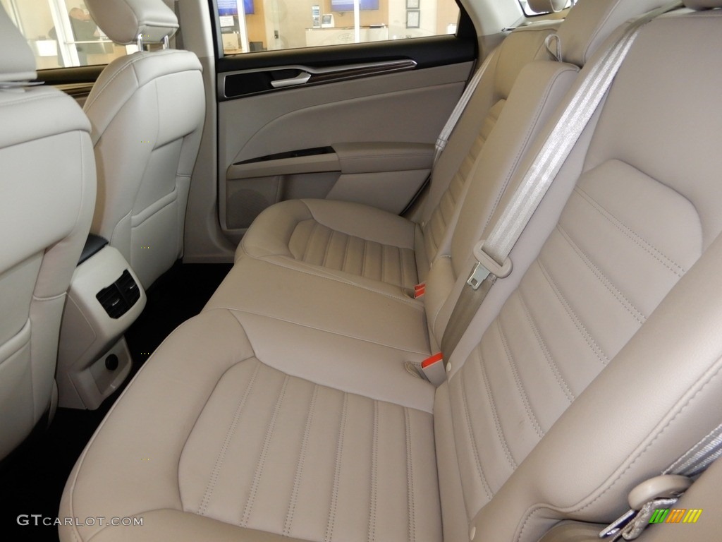 2018 Fusion SE - White Platinum / Medium Light Stone photo #8