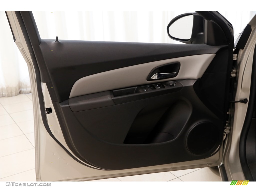 2014 Cruze LS - Champagne Silver Metallic / Jet Black/Medium Titanium photo #4