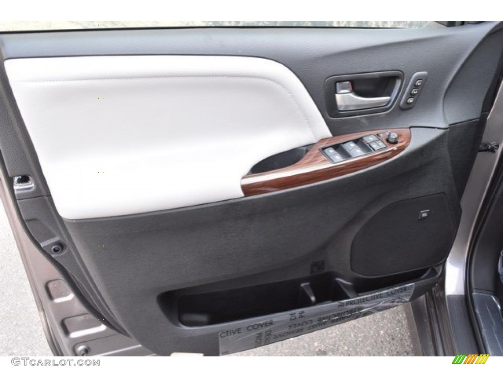2019 Toyota Sienna Limited AWD Door Panel Photos