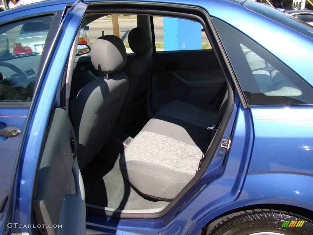 2005 Focus ZX4 SE Sedan - French Blue Metallic / Dark Flint/Light Flint photo #10