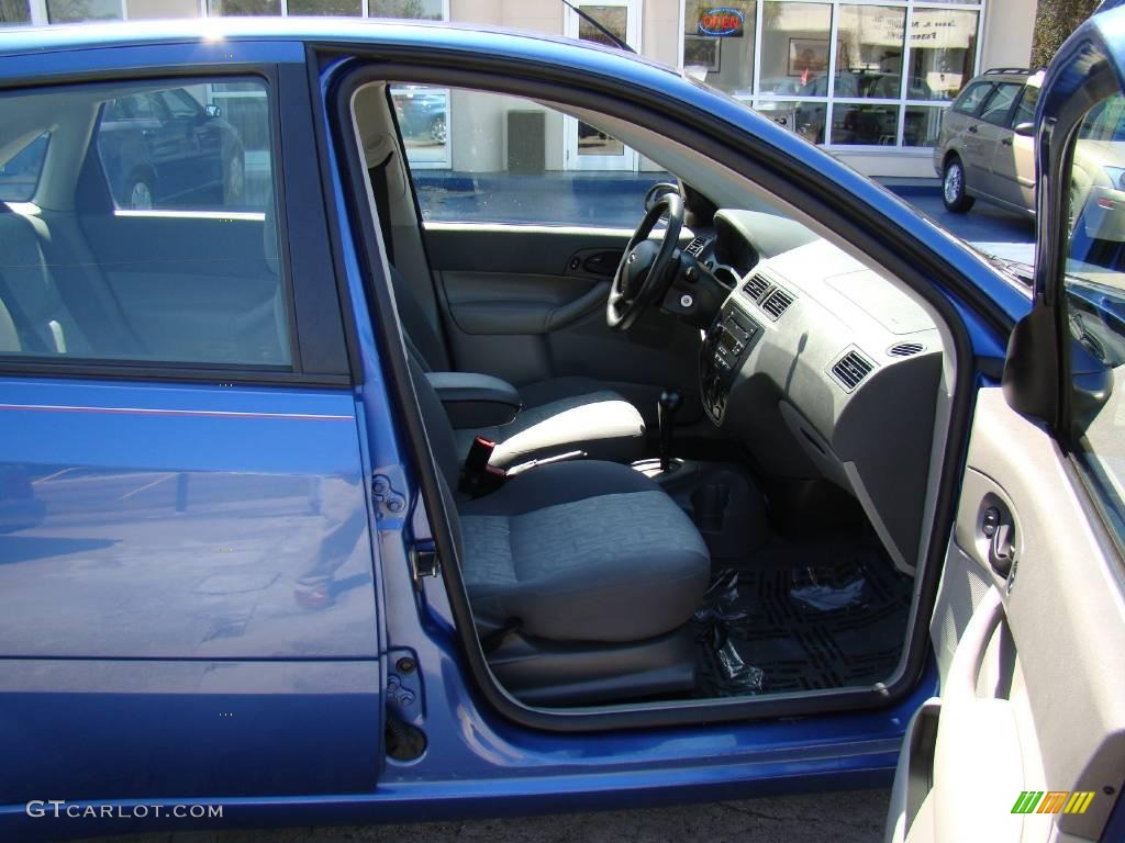 2005 Focus ZX4 SE Sedan - French Blue Metallic / Dark Flint/Light Flint photo #11
