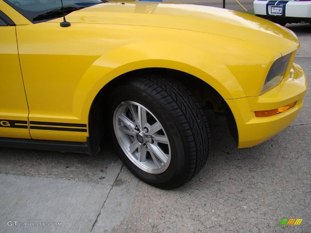 2006 Mustang V6 Premium Convertible - Screaming Yellow / Dark Charcoal photo #20