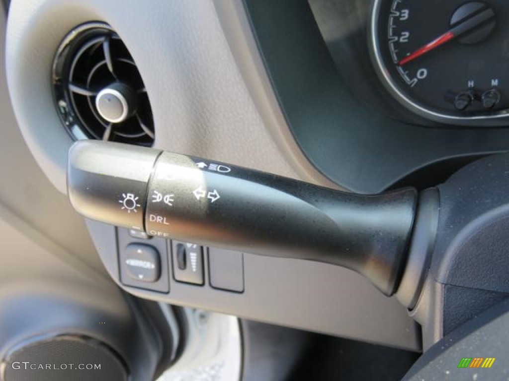 2018 Yaris 5-Door LE - Super White / Black photo #17