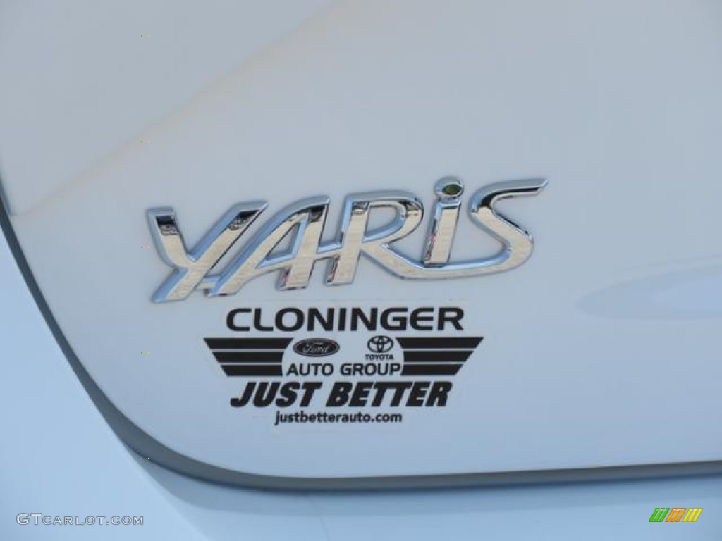 2018 Yaris 5-Door LE - Super White / Black photo #24