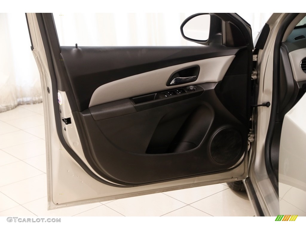 2013 Cruze LS - Champagne Silver Metallic / Jet Black/Medium Titanium photo #4