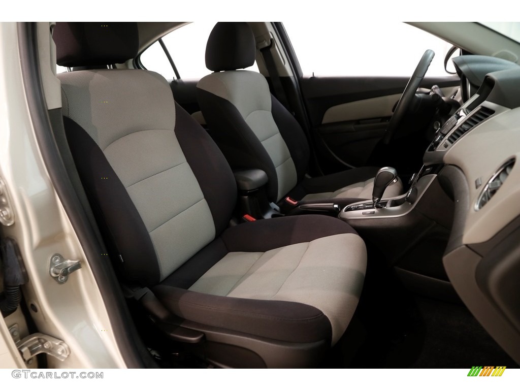 2013 Cruze LS - Champagne Silver Metallic / Jet Black/Medium Titanium photo #12