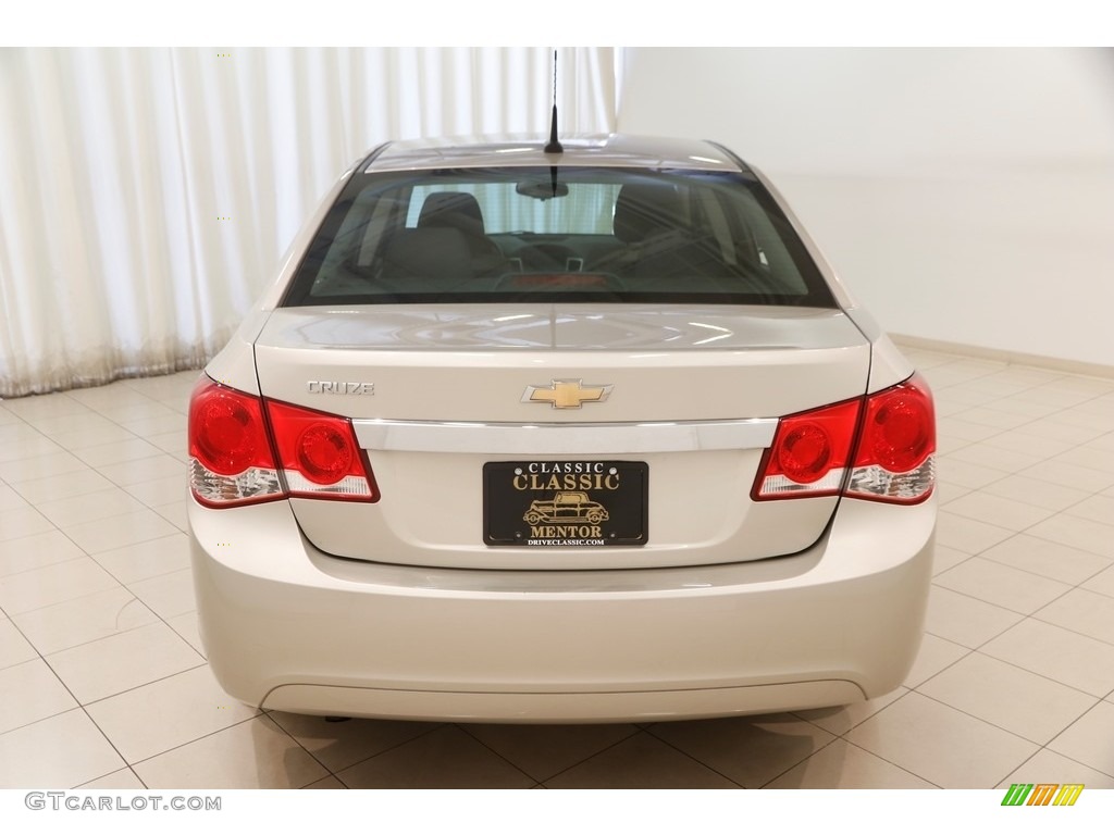 2013 Cruze LS - Champagne Silver Metallic / Jet Black/Medium Titanium photo #15
