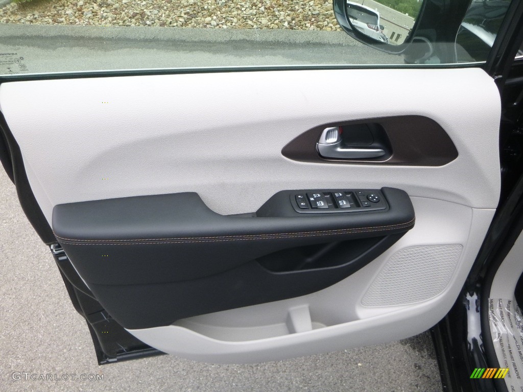 2019 Chrysler Pacifica Touring L Plus Black/Alloy Door Panel Photo #129119999
