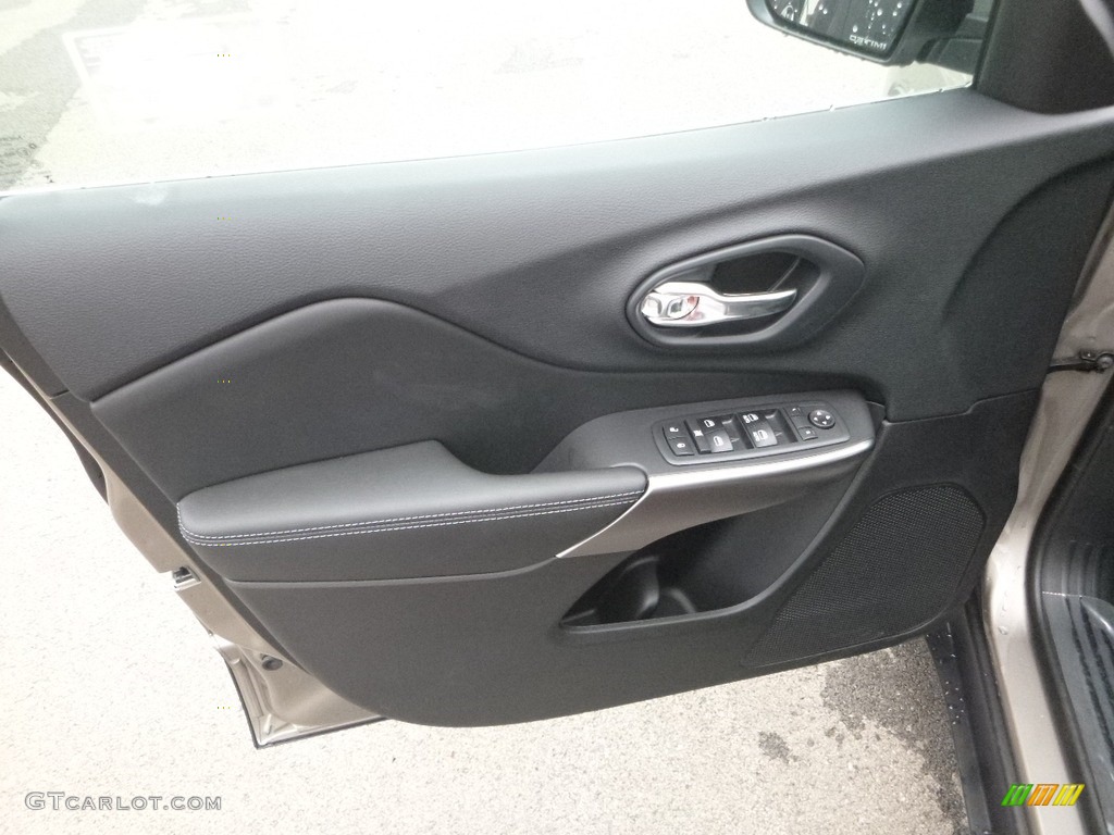 2019 Cherokee Latitude Plus 4x4 - Light Brownstone Pearl / Black photo #14