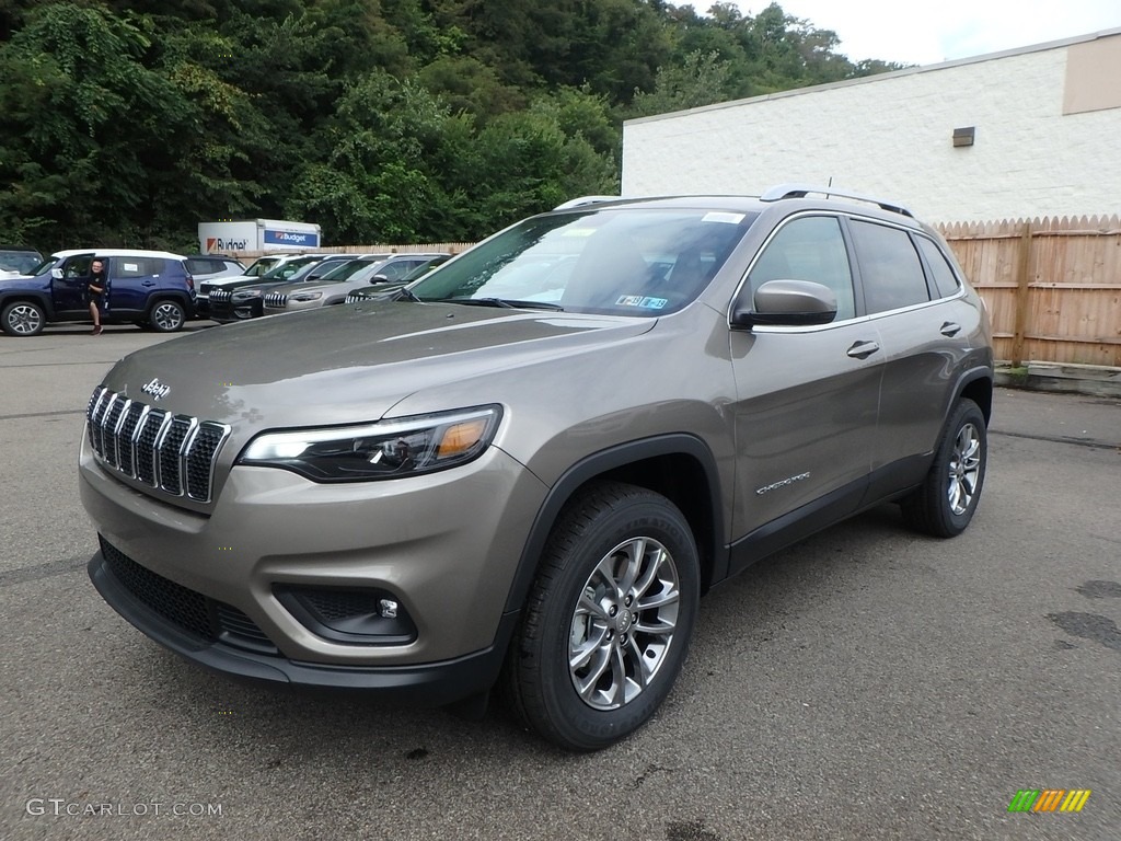 2019 Cherokee Latitude Plus 4x4 - Light Brownstone Pearl / Black photo #1