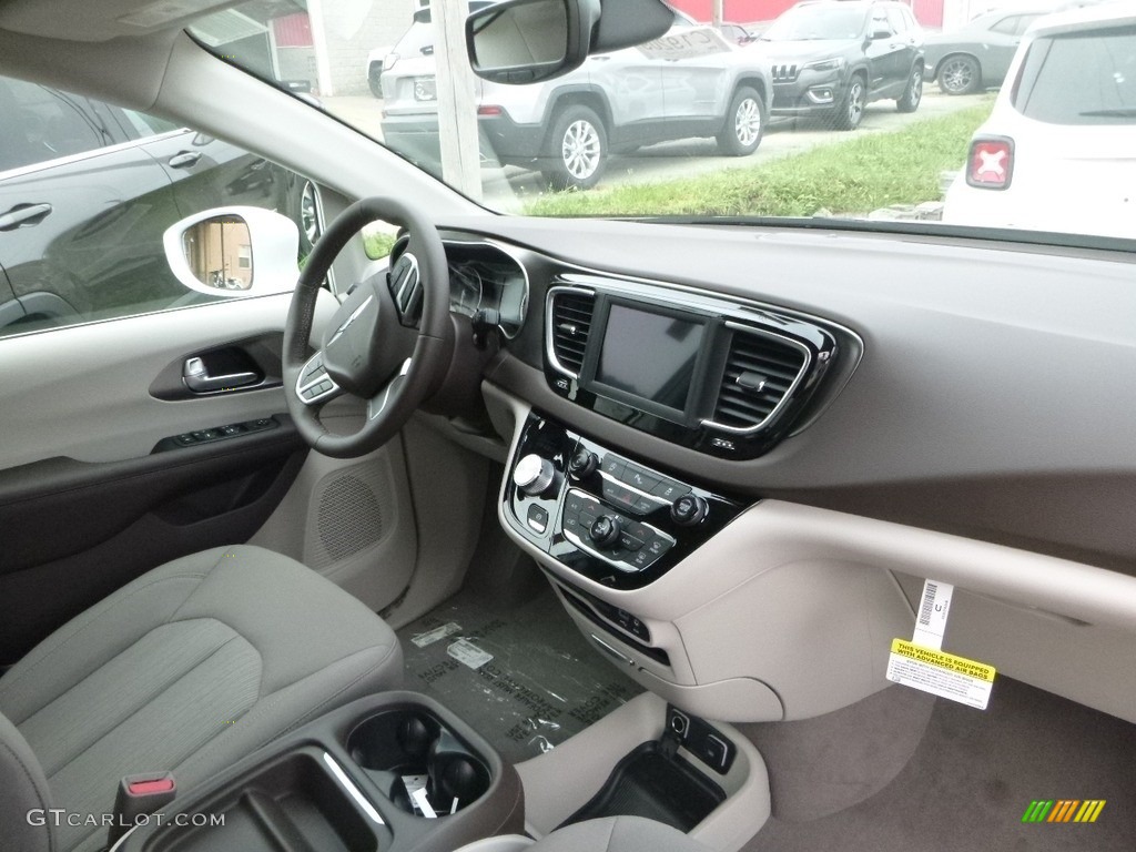 2019 Chrysler Pacifica Touring Plus Black/Alloy Dashboard Photo #129156141