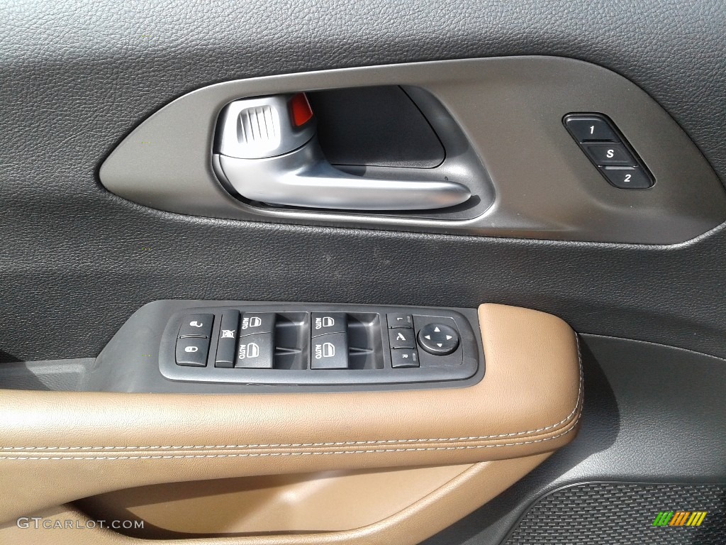 2019 Chrysler Pacifica Limited Deep Mocha/Black Door Panel Photo #129202973
