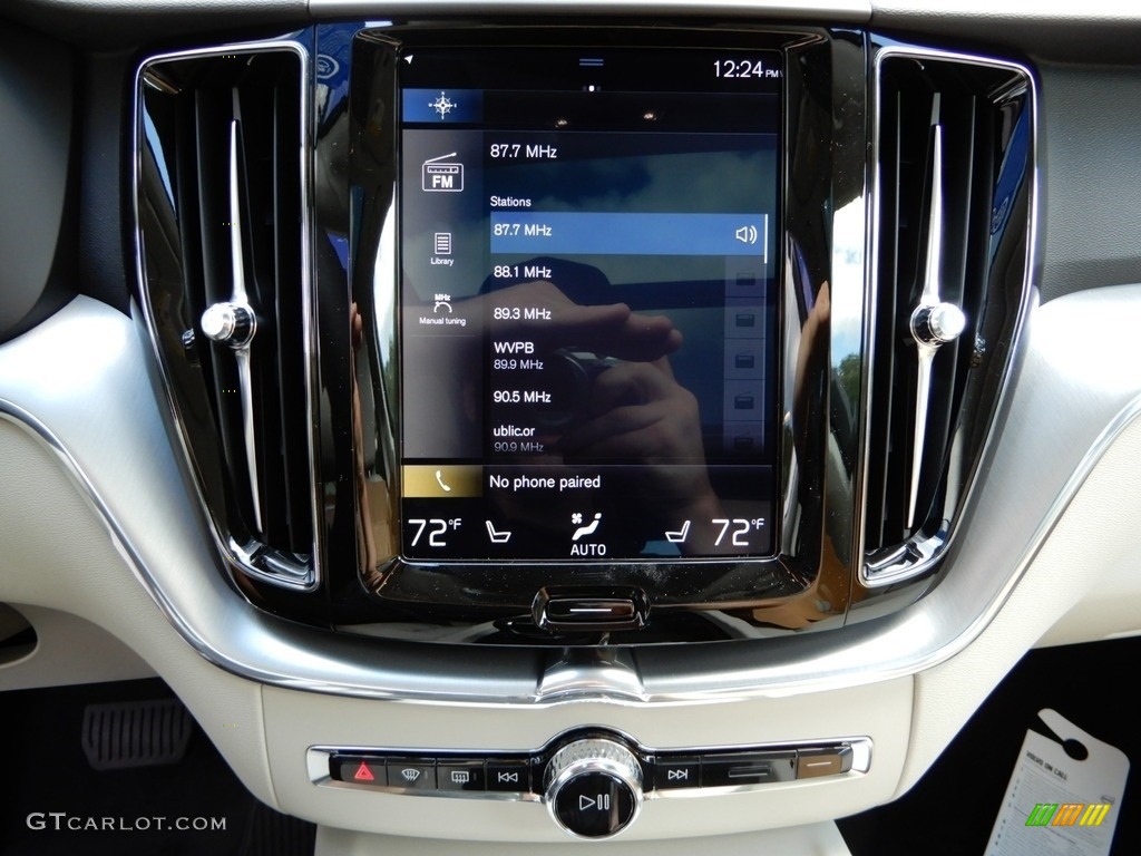 2019 Volvo XC60 T5 AWD Momentum Controls Photos