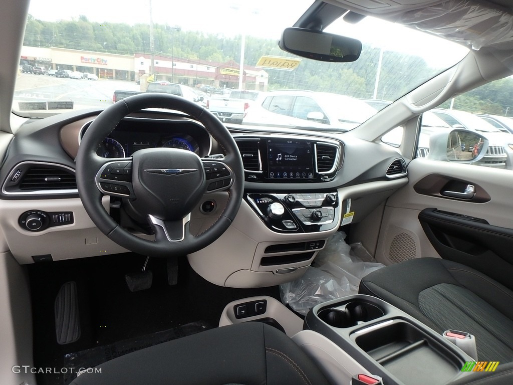 Black/Alloy Interior 2019 Chrysler Pacifica Touring Plus Photo #129255192